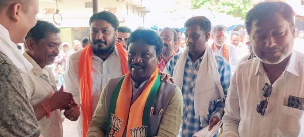 भाजपा के दिग्गजों के साथ महेश कश्यप का डोर-टू-डोर प्रचार