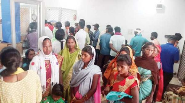 खुद का पैसा बैंक से नहीं मिल रहा, ग्रामीणों में आक्रोश