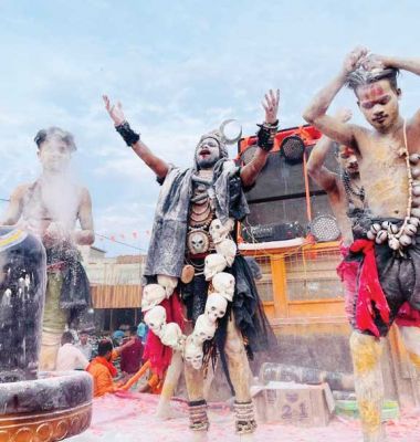 भस्म की होली के साथ निकाली श्रीराम की भव्य शोभायात्रा, फूल बरसा कर स्वागत