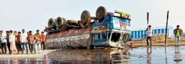 न स्टॉपर, न रेडियम पट्टी और न लाइट, रात में पलक झपकते होते हैं हादसे