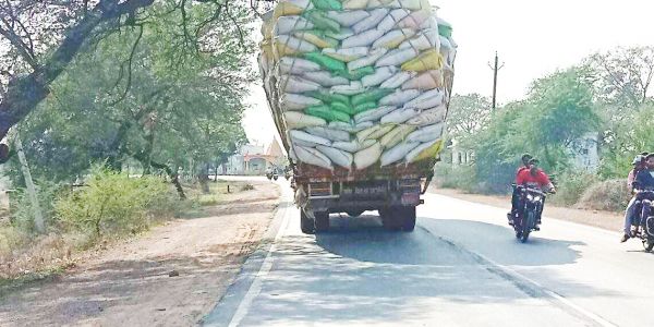 बलौदाबाजार-लवन मार्ग पर हादसे को बुलावा