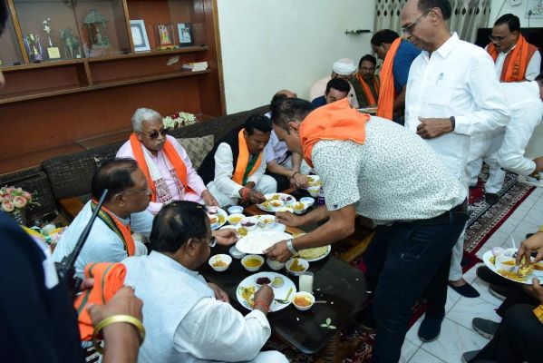 सीएम का काफिला पहुंचा पूर्व विधायक विजय अग्रवाल के घर