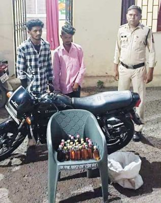 अवैध रूप से शराब ले जाते दो गिरफ्तार