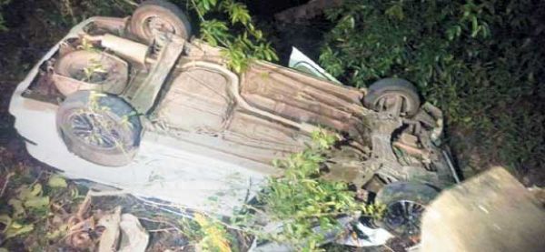 चुनाव कार्य में लगी गाड़ी नाले में कर्मी सुरक्षित