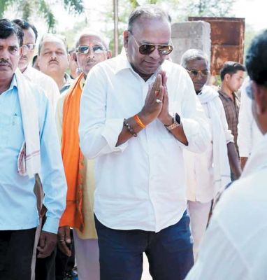 कुरुद विधायक चंद्राकर ने भरी दोपहरी में किया जनसंपर्क