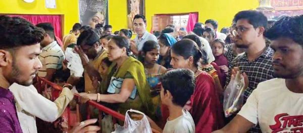 शीतला माता मंदिर में उमड़ी भक्तों की भीड़, हवन पूजन