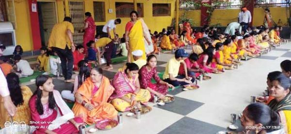 कन्या भोज के साथ सामूहिक भोज