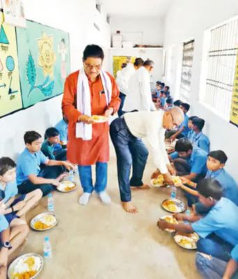 पेंशनधारी कल्याण संघ ने बच्चों को कराया न्योता भोज