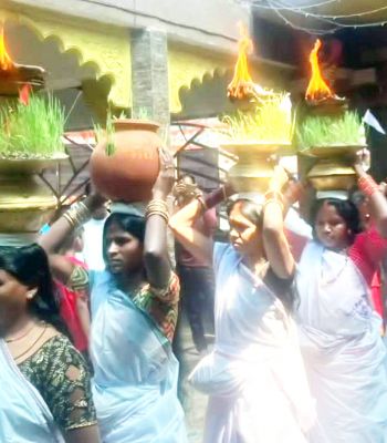 मांदर की थाप व जस सेवा गाकर माता की महिमा का किया बखान