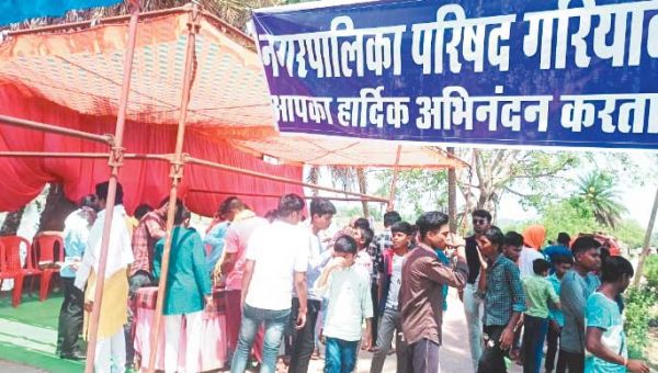 पालिका ने पिलाई श्रद्धालुओं को शरबत