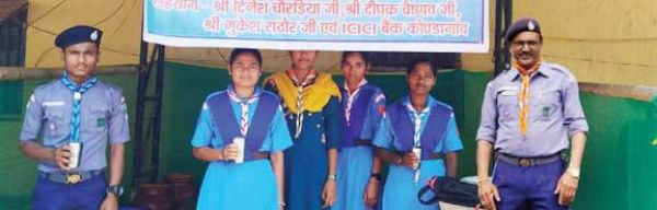प्याऊ केन्द्र में दहिकोंगा स्काउट्स-गाइड्स दल ने पेयजल बांटे
