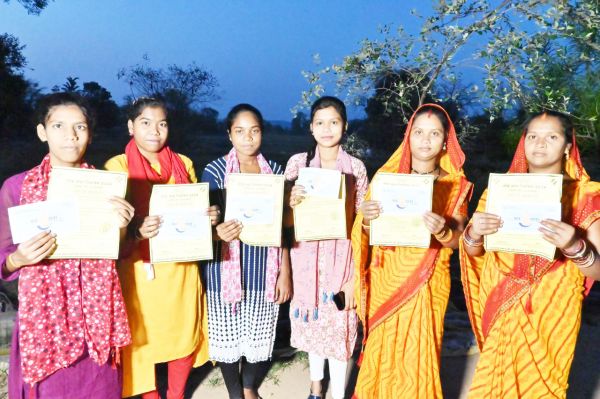 घर-घर जाकर दिया जा रहा मतदाता सूचना पत्र एवं मतदान आमंत्रण 