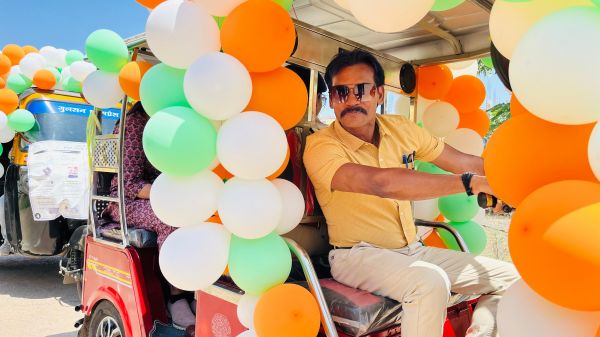 ट्रैक्टर के बाद ऑटो चलाकर कलेक्टर ने दिया मतदाता जागरूकता का संदेश