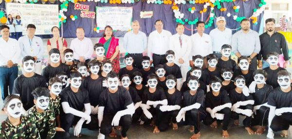 कलेक्टर ने सुनाई कविता और सामान्य ज्ञान के प्रश्न भी पूछे  