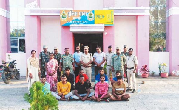 छेड़छाड़ का आरोप, दौड़ा-दौड़ा कर मारा, मौत, महिला समेत 10 बंदी