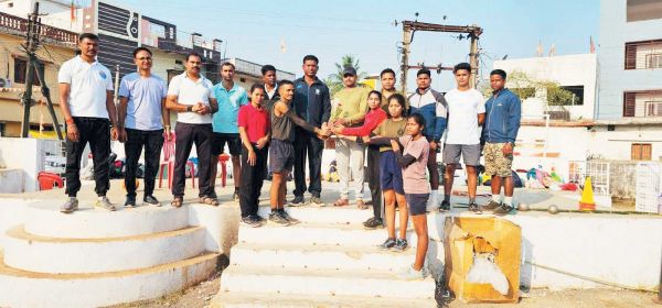 छुट्टियों में घर आए फौजी ने युवाओं को दिया नि:शुल्क सैन्य प्रशिक्षण