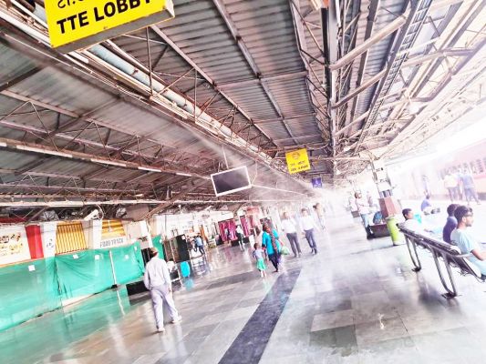प्लेटफॉर्म पर शीतल जल का छिडक़ाव, यात्रियों को मिल रही राहत