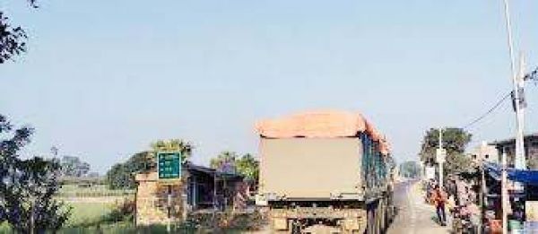 ओवरलोड गाडिय़ों पर कार्रवाई नहीं,  सडक़ हो रहे गड्ढे में तब्दील