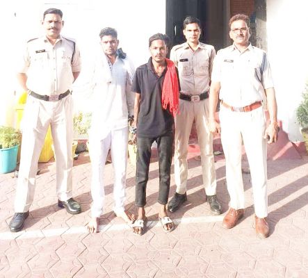 चोरी करने घर में घुसे 2 पकड़ाए