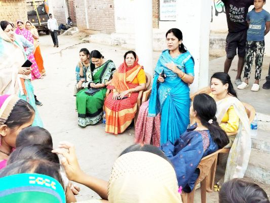 कांग्रेस प्रत्याशी भूपेश की पत्नी-बेटी व विधायक ने  की डोर-टू-डोर प्रचार