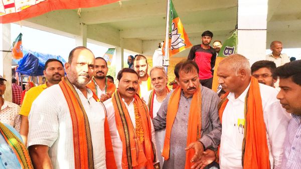 ग्रामीणों ने ली भाजपा की सदस्यता, सांसद रहे मौजूद 