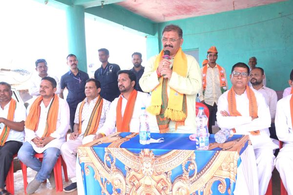लंबे शासनकाल में देश पटरी  से नीचे उतर गया - पांडे