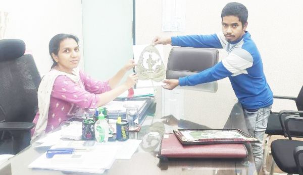 लीफ आर्टिस्ट विकास शांडिल्य ने अनोखी कलाकारी से किया मतदाताओं को जागरूक