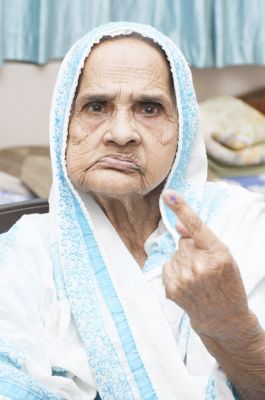 घर बैठे 85 बुजुर्गों-दिव्यांगों ने किया अपने मताधिकार का प्रयोग