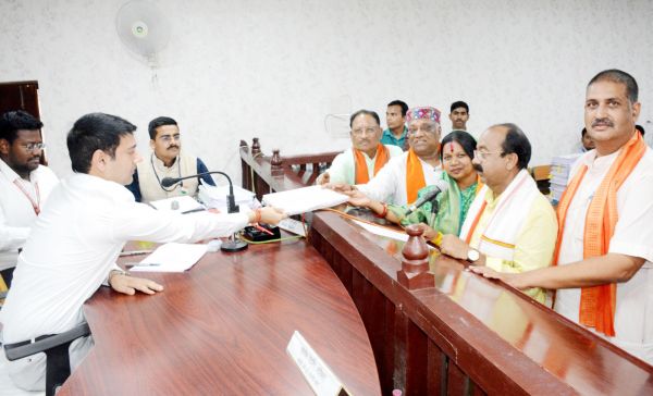 अंतिम दिन 17 अभ्यर्थियों ने जमा किए नामांकन व 2 अभ्यर्थियों ने लिया नामांकन पत्र