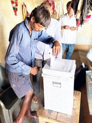 बुजुर्ग मतदाताओं ने किया होम वोटिंग से मतदान