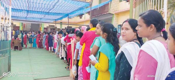 बड़े बचेली में 68.76 फीसदी मतदान, ली सेल्फी