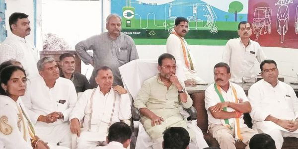 कांग्रेस कार्यालय का शुभारंभ, पूर्व विधायक बंजारे की तस्वीर गायब