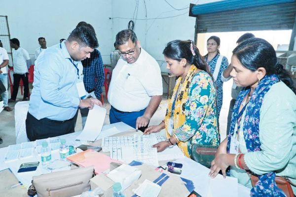 कलेक्टर ने इलेक्ट्रॉनिक वोटिंग मशीन की कमिशनिंग कार्यों का लिया जायजा