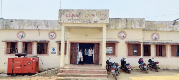 घनत्व इलाके में एक रिटायर्ड डॉक्टर  के जिम्मे स्वास्थ्य सुविधाएं