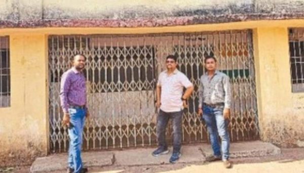 निरीक्षण करने पहुंचे अफसरों को स्कूल में लटका मिला ताला 