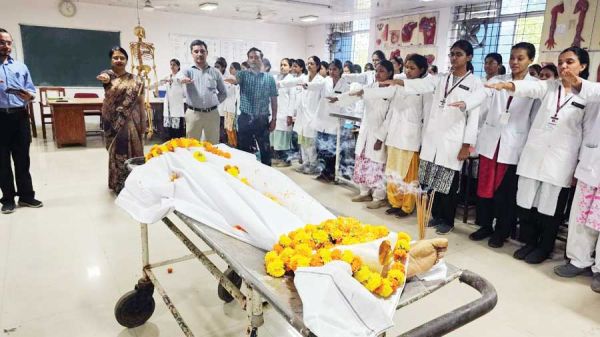 बेटे ने की पिता की अंतिम इच्छा पूरी, मेकाज को सौंपा शिक्षक पिता का देह