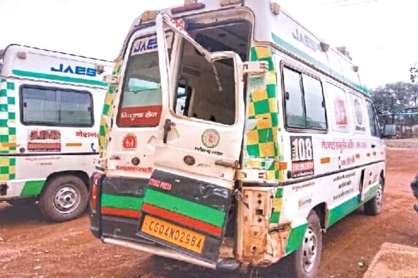 लापरवाही : एंबुलेंस दुर्घटनाग्रस्त, दो घायल