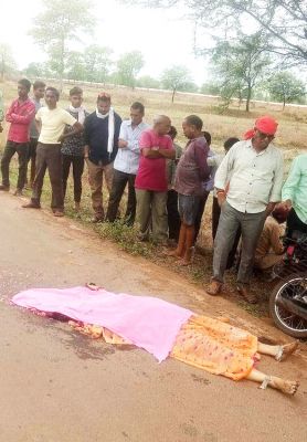 हाइवा ने बाइक सवार दंपत्ति  को कुचला, महिला की मौत