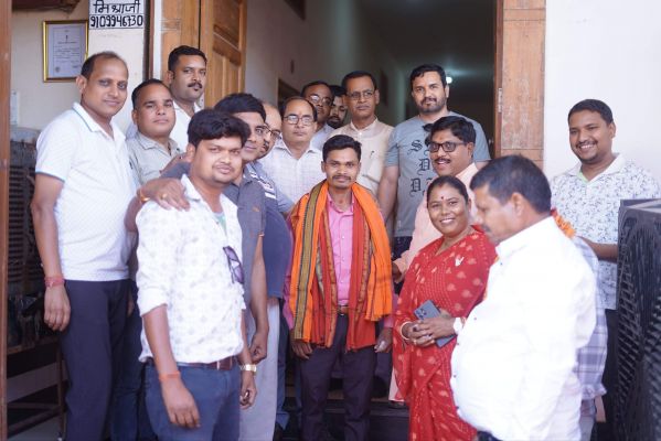 सायकल से रामलला के दर्शन करके लौटे महेश, गोमती साय ने किया सम्मानित