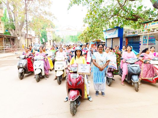 मतदाताओं को जागरूक करने कलेक्टर  संग महिलाओं ने चलाई स्कूटी