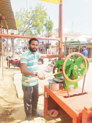 गर्मी से हाल बेहाल, गन्ना रस-कोल्ड ड्रिंक की मांग बढ़ी