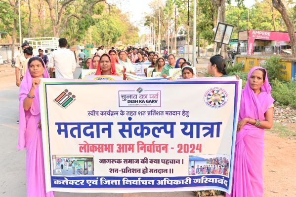 मतदाता संकल्प बैंड बांधकर मतदान के लिए किया प्रेरित