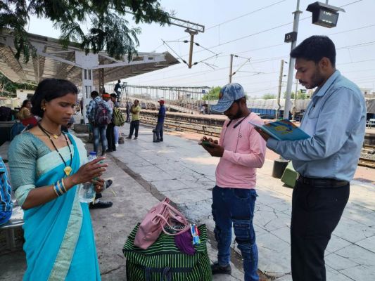 मतदान के लिए घर लौटे प्रवासी श्रमिकों का स्टेशन पर स्वागत