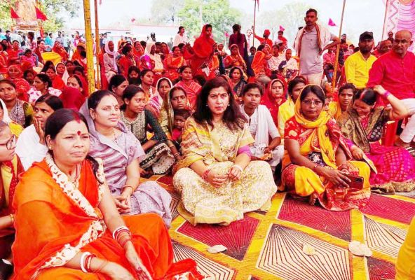 डॉ.सरोज ने पटना-चिरमिरी हनुमान मंदिर पहुंचकर की पूजा-अर्चना