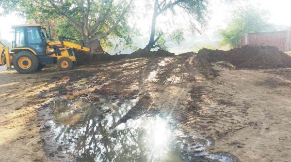 तालाब पर भूमाफियाओं का कब्जा