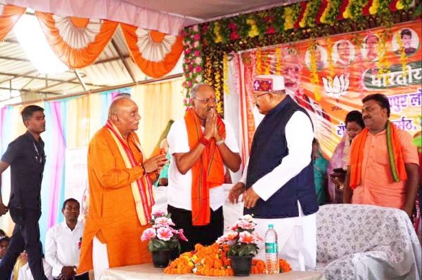 पूर्व कृषि मंत्री चंद्रशेखर साहू ने किया घर-घर जनसंपर्क