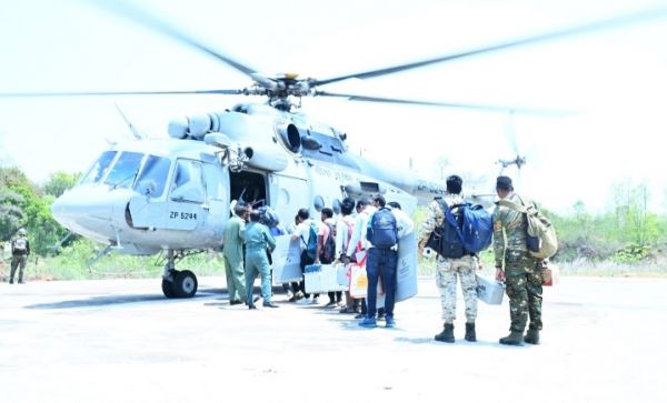 मतदान दल हेलीकॉप्टर से रवाना