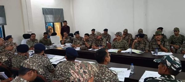 अद्र्धसैनिक और थाना प्रभारियों की एसपी ने ली बैठक