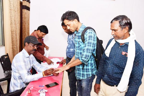 शासकीय कर्मियों ने किया डाक मतपत्र से मतदान