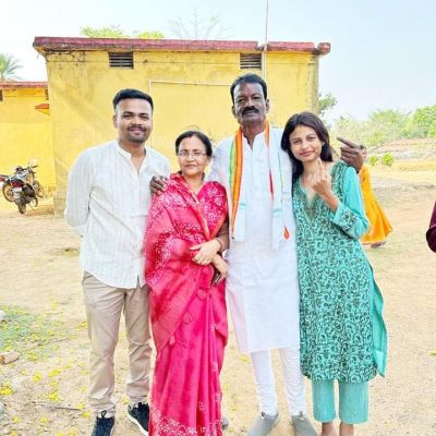 कांग्रेस प्रत्याशी बीरेश ठाकुर ने परिवार संग डाला वोट